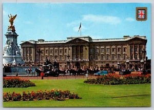 Postcard London England Buckingham Palace and Victoria Memorial - Picture 1 of 2