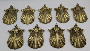 Lotto di 9 tiranti decorativi vintage in ottone massiccio pesante conchiglia capesante - Foto 1 di 10