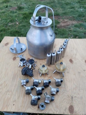 Cubo de ordeñadora vintage De Leval con cubierta, ocho carcasas para tetinas y más Foto 1 de 4