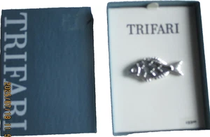 Broche prendedor de pez Trifari vintage tono plata estrás ojo nuevo en caja - Imagen 1 de 4