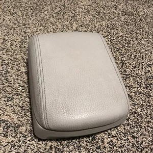04-07 VOLVO S40 V50 GRAY CENTER CONSOLE ARMREST LEATHER - Picture 1 of 3