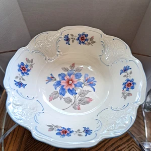 Ciotola decorativa floreale blu e rosa 9 3/4'' bordo smerlato - Foto 1 di 12