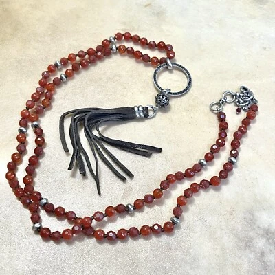 Collar Mala con cuentas rojas marca Lucky borla de cuero marrón y pedrería - 33" Foto 1 de 4