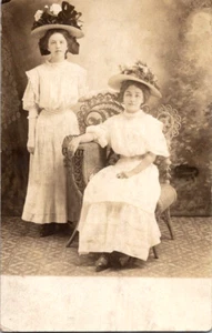 Rppc 2 encantadores sombreros grandes para damas 1908 Tioga Pa postal a48 - Imagen 1 de 2