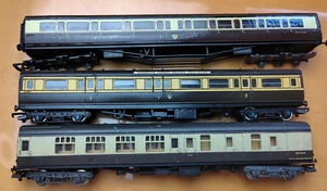 Rake of OO Gauge Chocolate and Cream Coach x 3. Job Lot NO Reserve - Picture 1 of 5