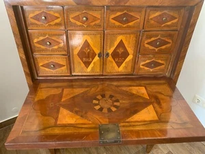 Schreibsekretär Nussbaum intarsiert Balticum um 1800 - Bild 1 von 23