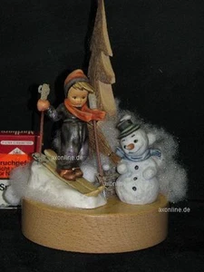 Goebel Hummel 59 "Ski-Heil", skier, Szene mit Schneemann und Holzbaum, Podest - Bild 1 von 1