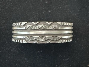Brazalete Navajo Elvira Bill estampado pesado esterlina 7 3/4 pulgadas - Imagen 1 de 5