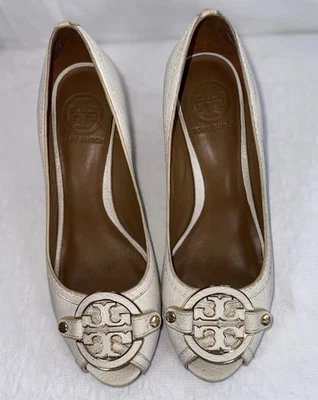 Tory Burch Leticia Peep Toe Wedge Ivory Gold Logo Sz 7.5 See Measurements Photo - Image 1 of 4