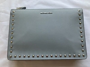 MICHAEL KORS AVA STUD LARGE CONVERTIBLE POUCH in DUSTY BLUE LEATHER - BNWT - Picture 1 of 18