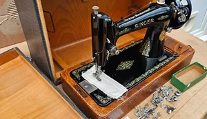 Machine à coudre manivelle Blackside Singer 66K avec étui Croc et accessoires - Photo 1/19