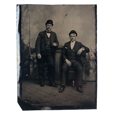 Chapéus e charutos antigos Derby tipo tinta c1870 pano de fundo pintado estúdio retrato C3855 - Imagem 1 de 2