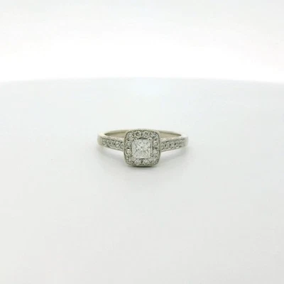 Anillo de compromiso de diamantes redondos/corte princesa de oro blanco de 14k - talla 6,7 (C31005504) Foto 1 de 4