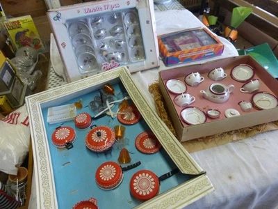 LOT DE JOUETS DINETTES JOUET DE POUPEE DE COLLECTION  ET AUTRES - Immagine 1 di 4