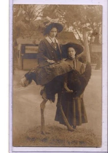 Foto postal real RPPC - Dos mujeres jóvenes en avestruz - Imagen 1 de 2