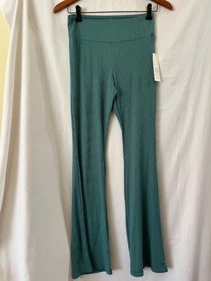 Pantalones acampanados acanalados para mujer No Boundaries verde sabia muchas tallas Foto 1 de 3