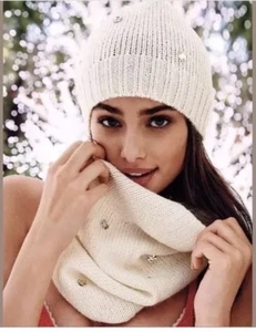 NUEVO CON ETIQUETAS SET DE REGALO BUFANDA Y GORRO VICTORIA'S SECRET MARFIL INFINITY CON PEDRERÍA - Imagen 1 de 4
