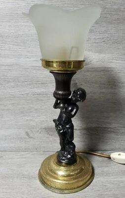 Lámpara de mesa pesada vintage estilo francés querubín ángel, metal latón con sombra de vidrio Foto 1 de 4