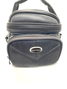 Estuche para cámara Centrois pequeño de cuero suave negro con bolsillo frontal. - Imagen 1 de 8