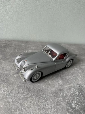 Signature Jaguar XK120 Modellauto 1:18 - Bild 1 von 4