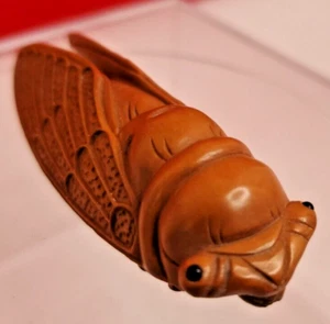 Talla de boj miniatura firmada vintage Netsuke - saltamontes - Imagen 1 de 6