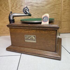 Victor Victrola Talking Machine Phonograph Record Player VV-IV + Needles