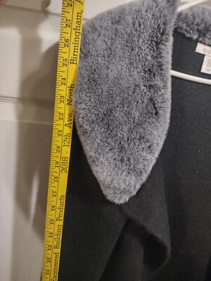 Poncho/casaco Ellen Tracy cinza pele sintética/preto. Tamanho XL H59 - Imagem 1 de 4