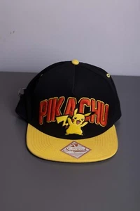2016 Pokémon - PIKACHU bestickt verstellbar Snapback mit Dragonite Pin - Bild 1 von 3