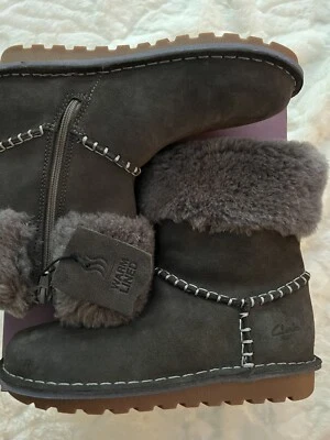 Clarks GREETA ACE JNR, Niñas Talla 2 M, Gamuza Gris Oscuro, Botas Forradas de Piel, NUEVAS Foto 1 de 4