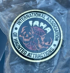 ¡Nuevo! Alfiler sombrero de solapa de la Asociación Internacional de Atracciones Embrujadas IAHA - Imagen 1 de 3