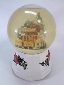 Vintage 2000 Pfaltzgraff Christmas Heritage Station Musical Snow Globe Deck Sale - Foto 1 di 4