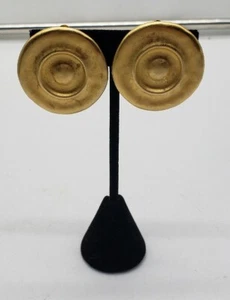 Matte Goldtone Round "Sheild" Clip Earrings By Erwin Pearl Vintage Jewelry - Picture 1 of 3