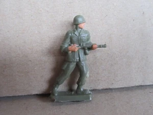 B743 Soldado Vintage De Pie Con Rifle Figurita Juguete De Plástico 1:50 H 3.3 cm - Picture 1 of 5
