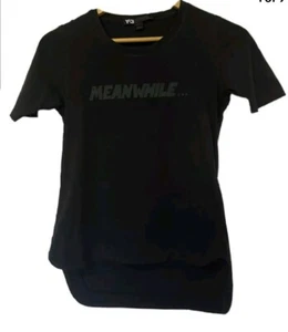 Camiseta YOHJI YAMAMOTO Letrero en el pecho Mientras tanto el fin Mujeres Camiseta de diseñador rara - Imagen 1 de 5