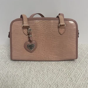 Brighton Alesha Schultertasche hellrosa Krokoprägung Herzanhänger Leder **LESEN** - Bild 1 von 13