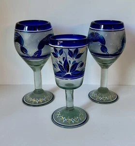 Juego 3 HERMOSAS COPAS DE VINO CON FLORES DE PÁJAROS AZULES Pintadas a Mano Tallo Largo - Imagen 1 de 18