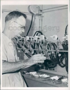 1967 Press Photo Dr George Moore Tests Cigarette Filters - Bild 1 von 2