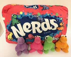 NERDS Candy Plüschkissen Regenbogengeschmack mit 4 Mini Stofftieren Beutel 16x9 - Bild 1 von 2