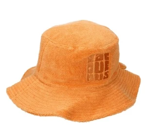 JACQUEMUS CAPPELLO SECCHIELLO LE BOB BANHO LOGO BUCKET HAT 235AC4461329710 - Imagen 1 de 4