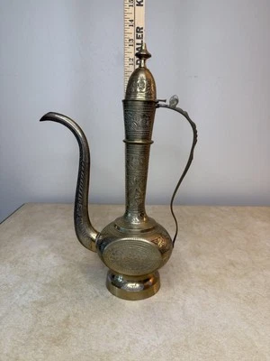 Cafetera de latón Dallah de colección, grande, bellamente grabada, con tapa - dañada Foto 1 de 4