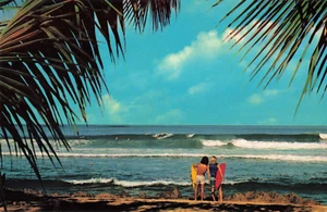 Tarjeta postal vintage de Oahu HI Hawaii Surfing in Hawaii North Shore dos niños con tablas - Imagen 1 de 2