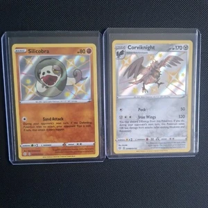 Tarjeta Pokémon Silicobra SV070/SV122 + Corviknight Shining Fates Baby Shiny Vault - Imagen 1 de 2