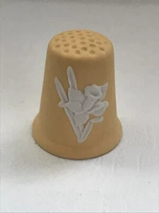 Wedgwood Yellow jasperware thimble with Daffodil design. - Picture 1 of 2