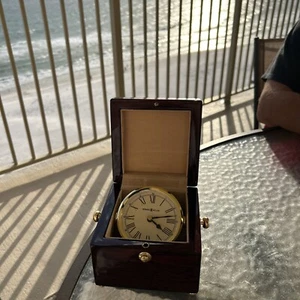 Howard Miller Orologio da scrivania in ottone 645-443 Quadrante scatola gimbale in legno FUNZIONANTE - Foto 1 di 12