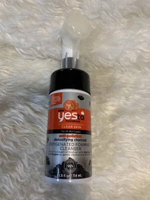 Limpiador facial con espuma de carbón Yes to Tomatoes 3,8 oz para una piel clara y suave Foto 1 de 3