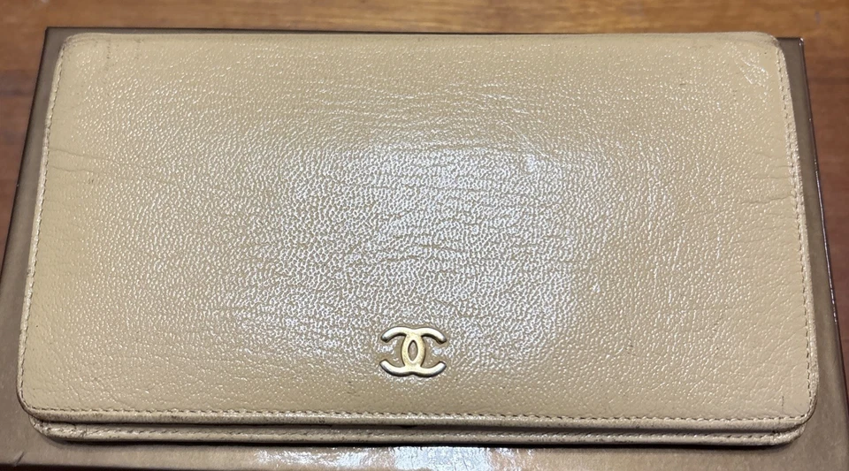 Auténtica cartera larga Chanel con logo CC dorado. Foto 1 de 4