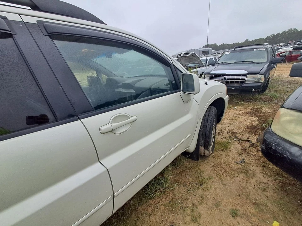 Mitsubishi Endeavor 2005 pasajero puerta delantera derecha carcasa usada camioneta local solamente Foto 1 de 4