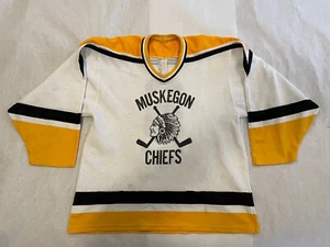 VTG BAUER Muskegon CHIEFS Hockey Men's S/M Stains-Hole-3 Cuts 2 TEAM AUTHOGRAPHS - Picture 1 of 18