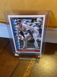 2023 TOPPS THROWBACK THURSDAY FREDDIE FREEMAN TV ALL STAR CARD # 96 LA DODGERS - Foto 1 di 2