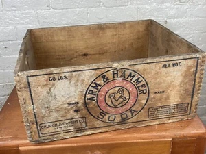 Antigua CAJA DE REFRESCO BRAZO Y MARTILLO ~ Esquinas para juntas de dedos, lados de marca negros y rojos - Imagen 1 de 11
